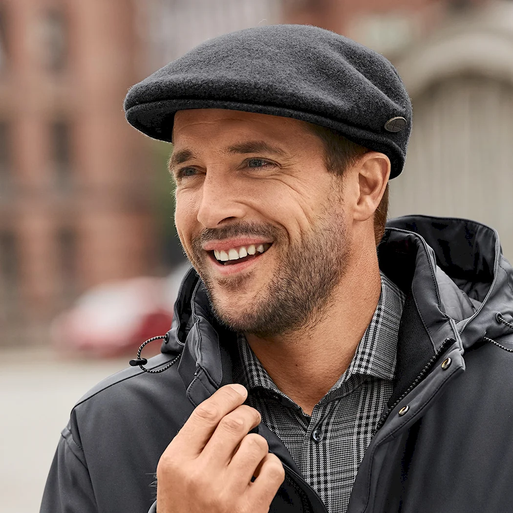Актер в кепке Kangol