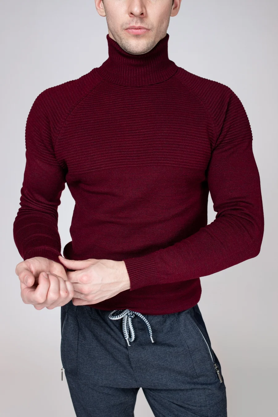 Бордовая водолазка Uniqlo мужская