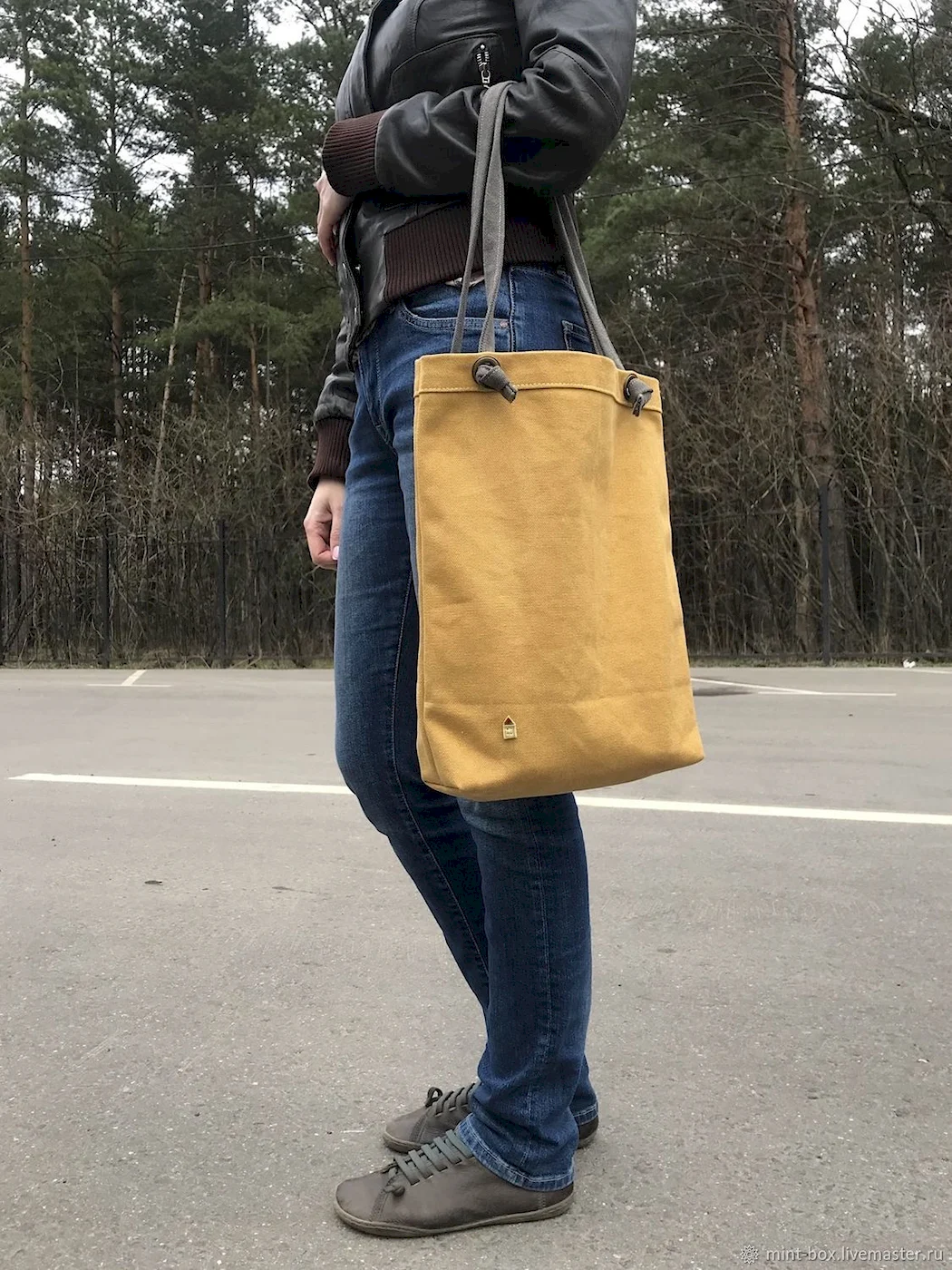 Горчичная сумка в образе