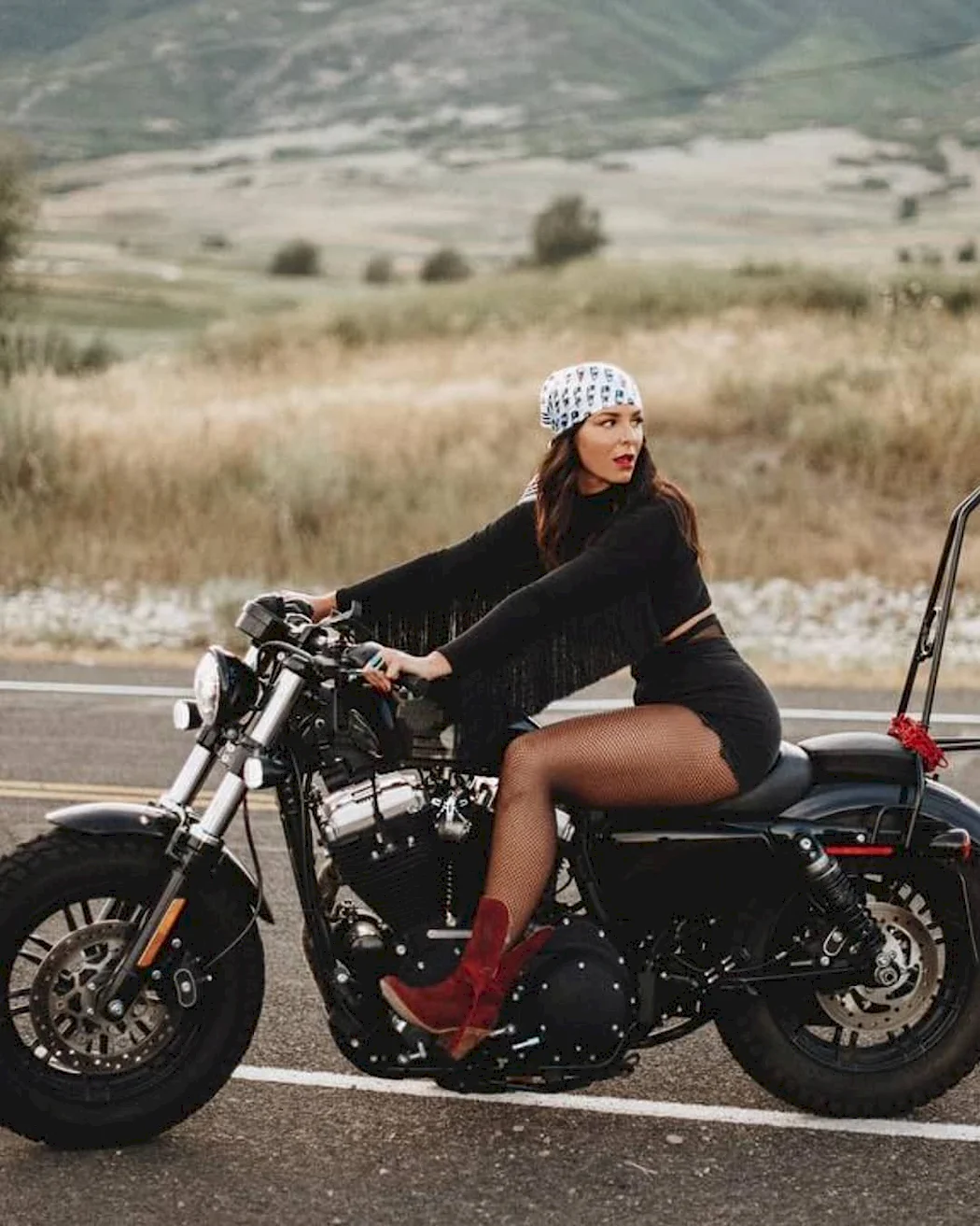 Harley Davidson Sportster и девушка