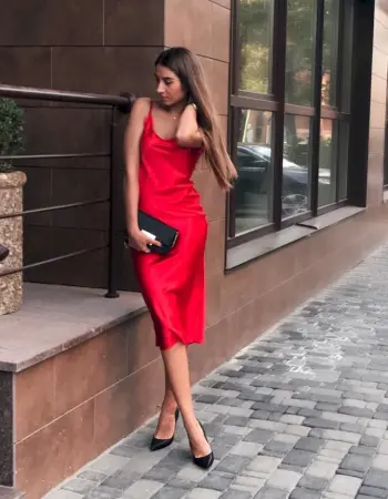 Красное атласное платье