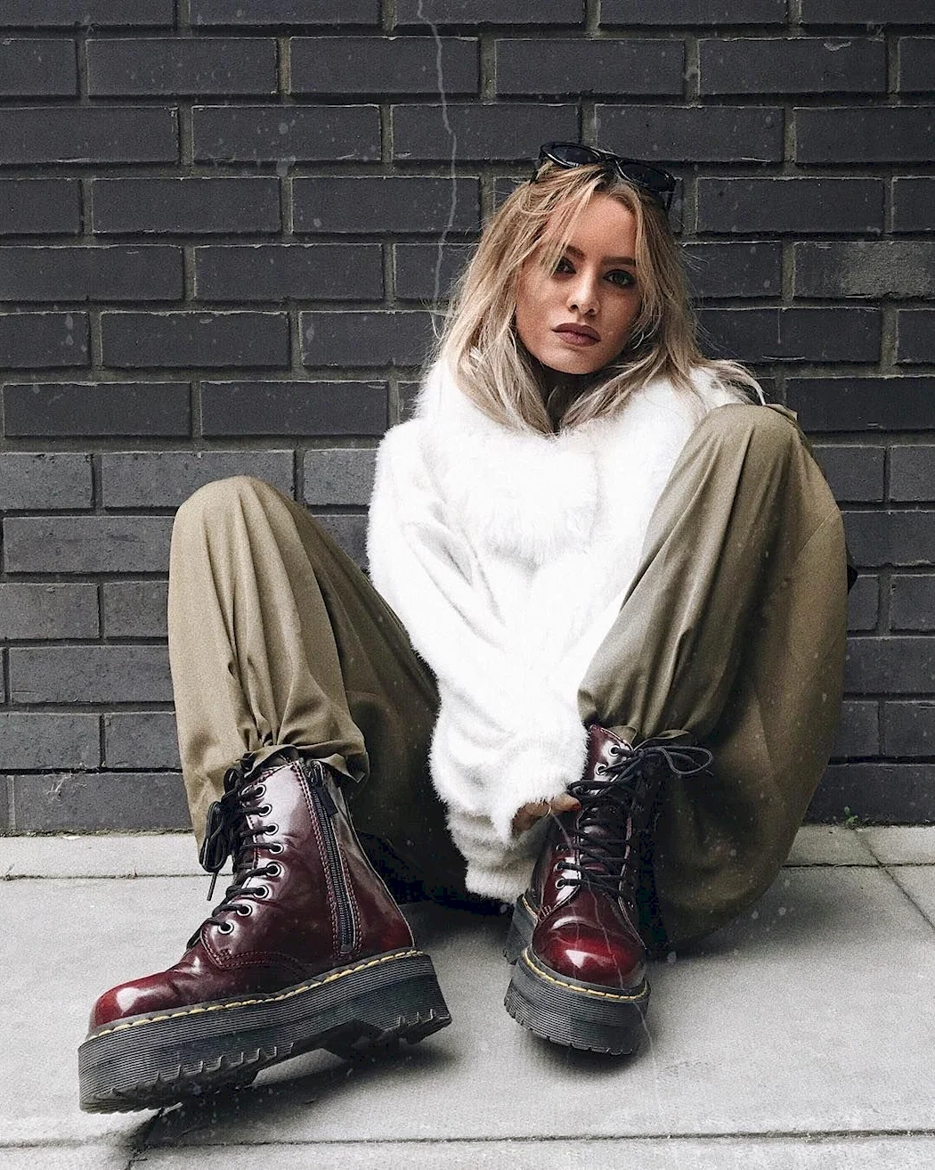 Лук с Dr Martens Jadon