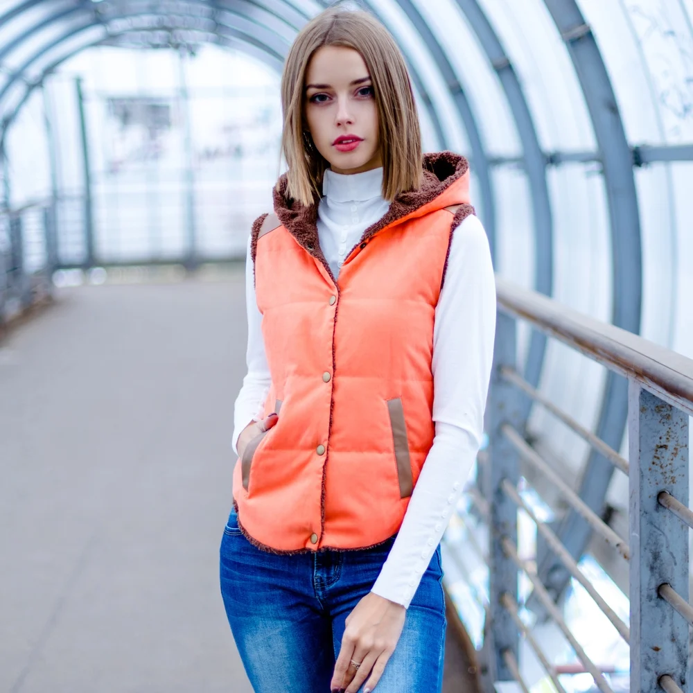 Оранжевая жилетка женская